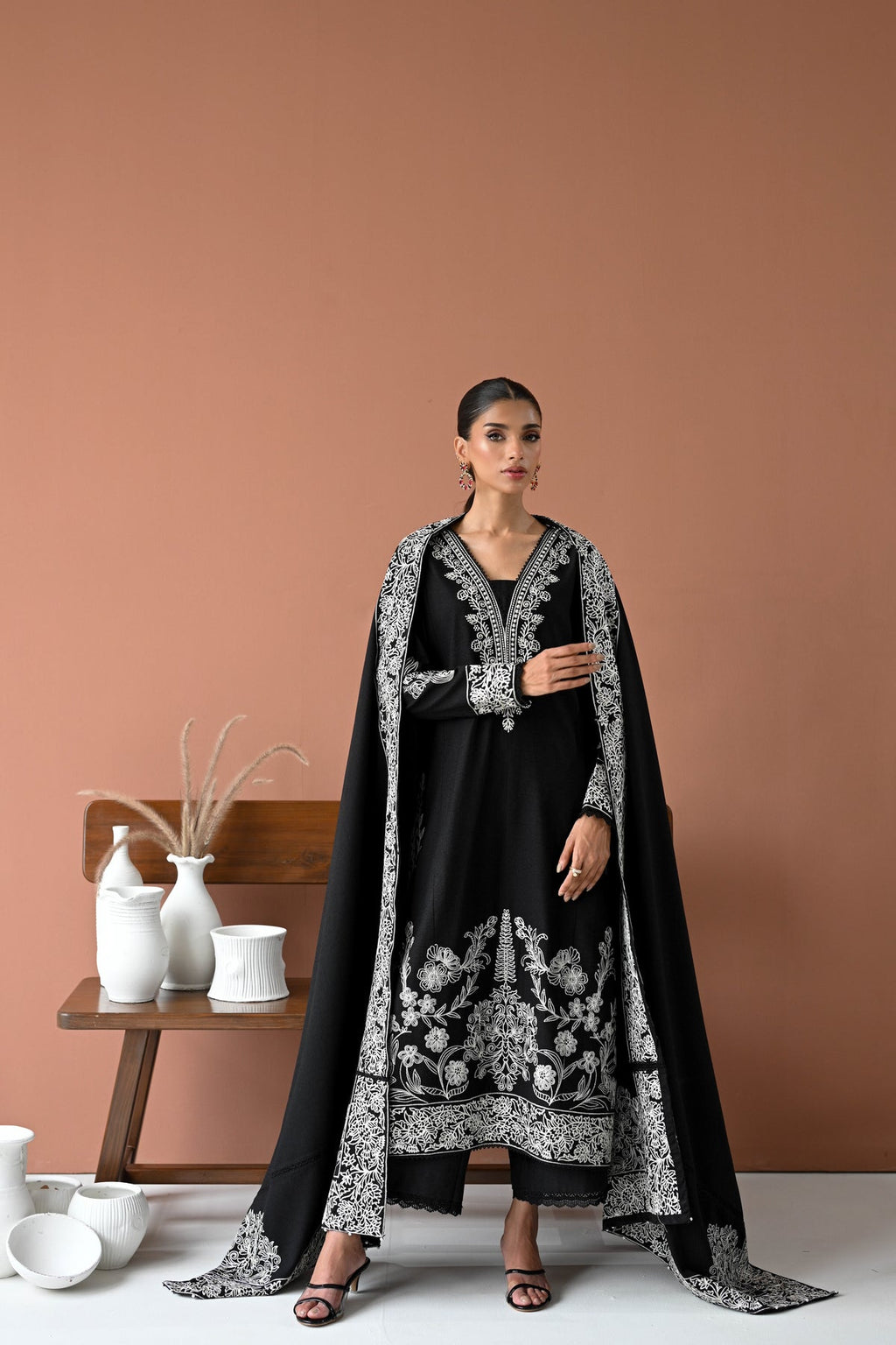 BLACK MOON LUXURY EMBROIDERED KARANDI SET (NEL-24632) – Alanii Official